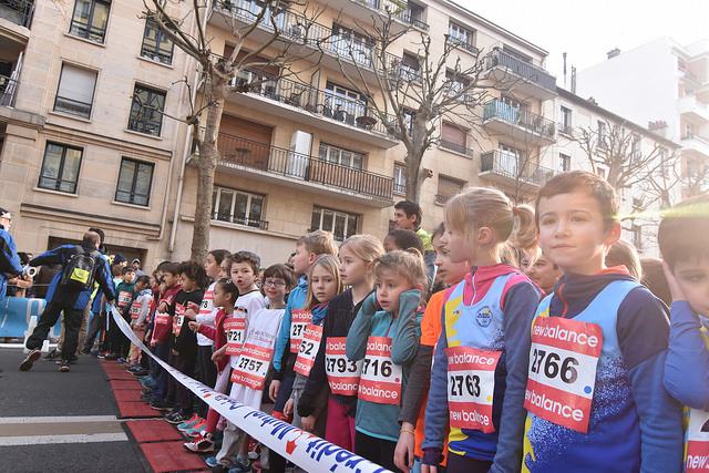 Jeunes participants prêts au départ d'une course des Foulées