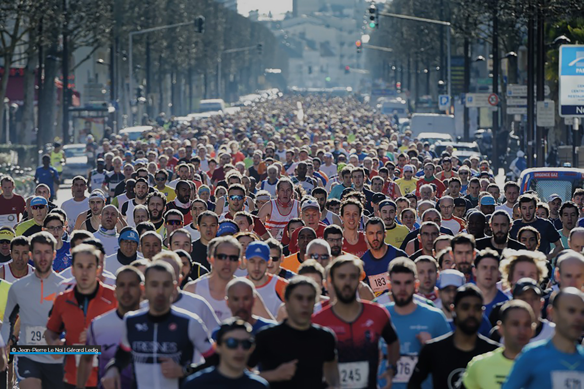 Participants des Foulées Charentonnaises dans les rues de Charenton-le-Pont